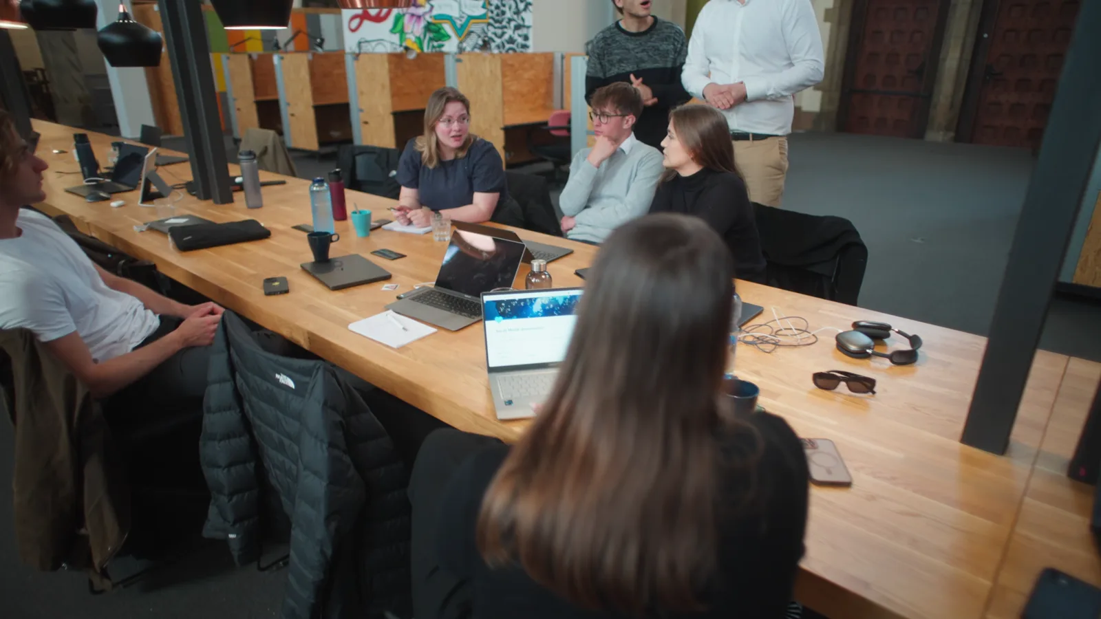 aixsolution-Team diskutiert gemeinsam in einem Workshop